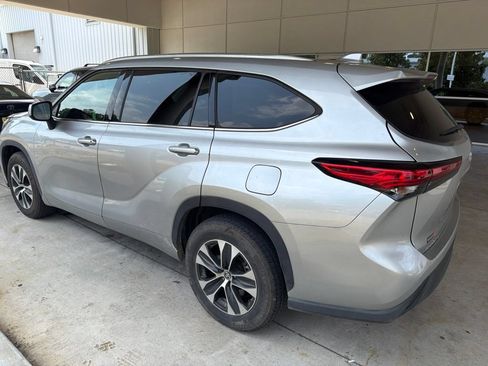 Used 2021 Toyota Highlander XLE FWD image 2