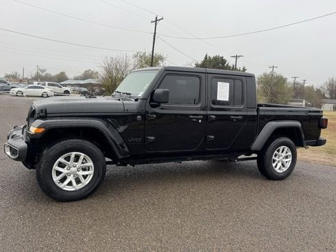 Used 2023 Jeep Gladiator Sport image 3