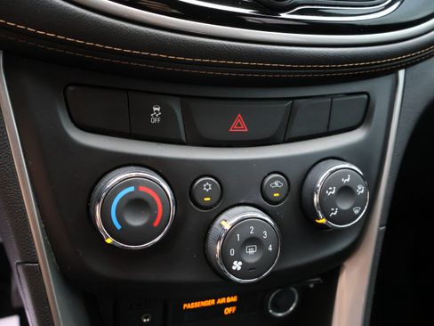 Used 2018 Chevrolet Trax LT w/ LT Convenience Package FWD image 26