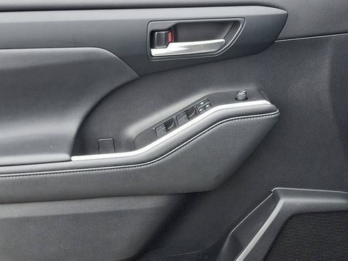 Used 2020 Toyota Highlander XLE image 13