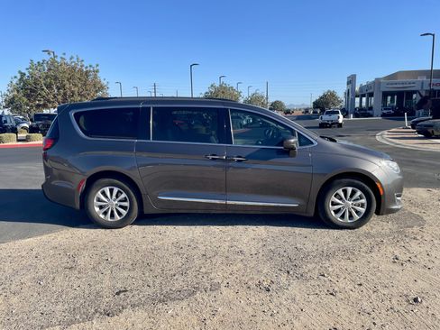 Used 2017 Chrysler Pacifica Touring-L FWD image 6