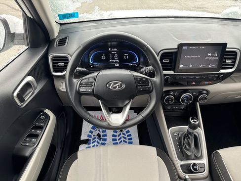 Used 2025 Hyundai Venue SEL image 15