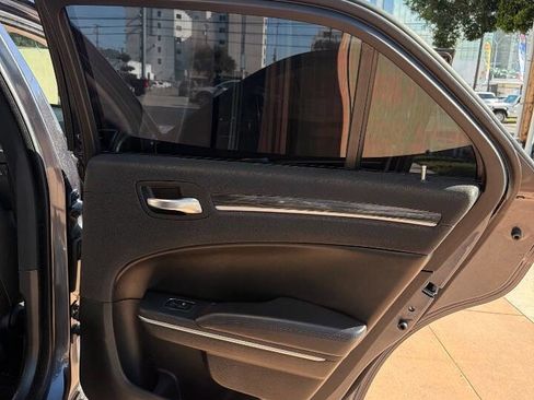 Used 2018 Chrysler 300 Touring w/ Chrome Appearance Package image 27