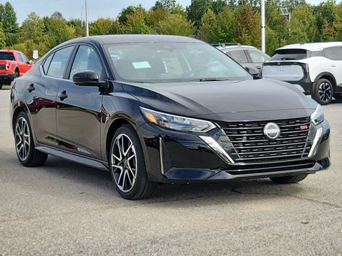 Used 2025 Nissan Sentra SR w/ SR Premium Package FWD image 2