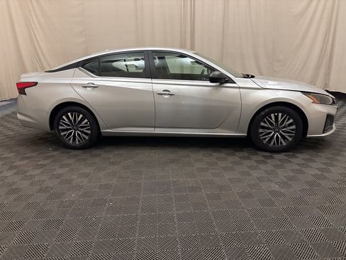 Used 2025 Nissan Altima 2.5 SV image 4