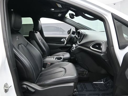 Used 2024 Chrysler Pacifica Limited FWD image 34