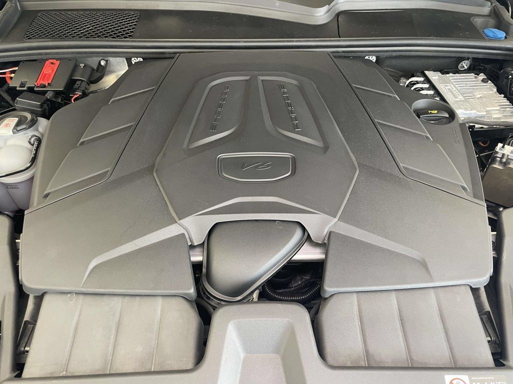 Certified 2025 Porsche Cayenne AWD/4WD image 24