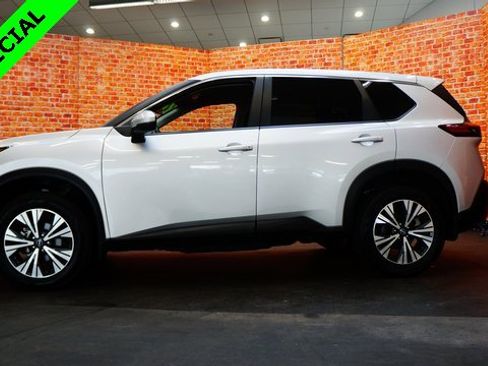 Used 2022 Nissan Rogue SV image 4