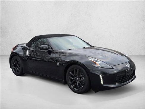 Used 2018 Nissan 370Z Touring image 3