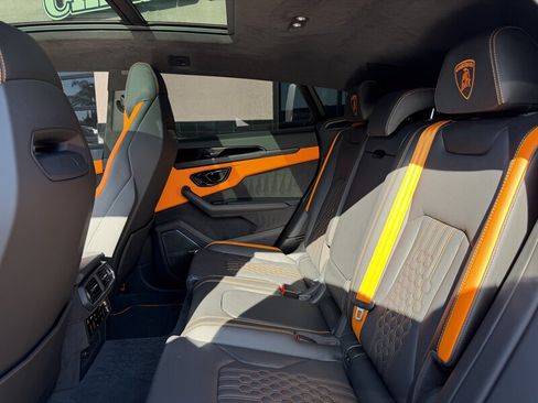 Used 2025 Lamborghini Urus SE AWD/4WD image 20