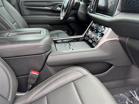 Used 2022 GMC Yukon XL Denali AWD/4WD image 18