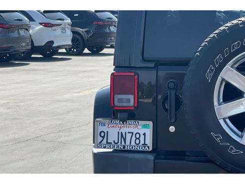 Used 2017 Jeep Wrangler Unlimited Sahara w/ Connectivity Group AWD/4WD image 41
