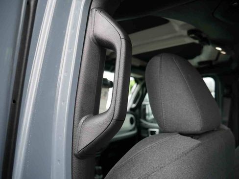 Used 2024 Jeep Wrangler Unlimited image 18