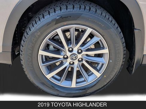 Used 2019 Toyota Highlander XLE AWD/4WD image 11