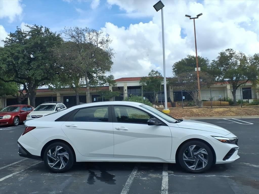 Used 2025 Hyundai Elantra Sport FWD image 4