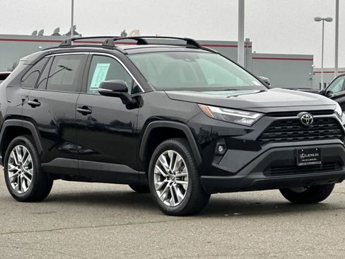 Used 2023 Toyota RAV4 XLE Premium image 5