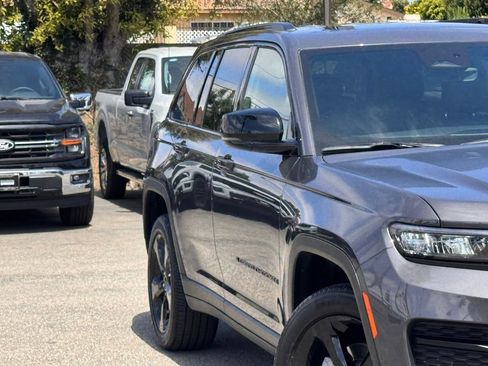 Used 2025 Jeep Grand Cherokee Altitude AWD/4WD image 5