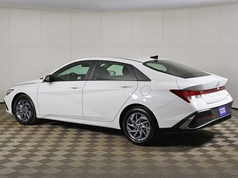 Used 2025 Hyundai Elantra Blue image 8