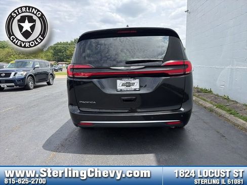 Used 2023 Chrysler Pacifica Touring-L FWD image 4