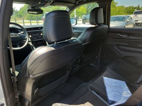 Used 2023 Jeep Grand Cherokee Altitude RWD image 11