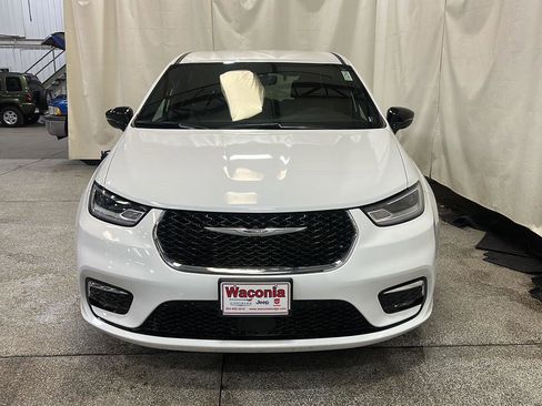 Used 2025 Chrysler Pacifica Select FWD image 8