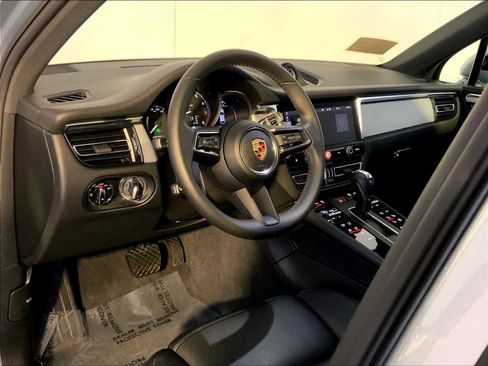 Certified 2025 Porsche Macan image 4
