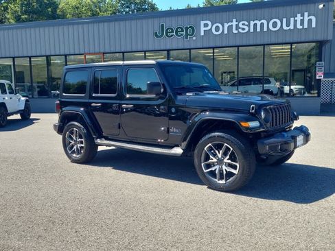 Used 2024 Jeep Wrangler Unlimited w/ Convenience Group AWD/4WD image 2