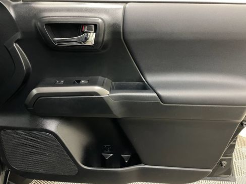 Used 2019 Toyota Tacoma TRD Off-Road AWD/4WD image 38