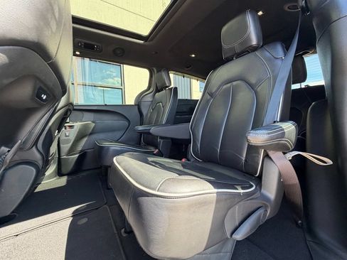 Used 2025 Chrysler Pacifica Limited FWD image 15