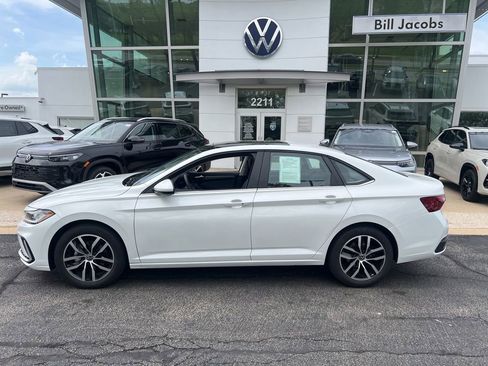 Used 2025 Volkswagen Jetta SE w/ Sunroof Package FWD image 3