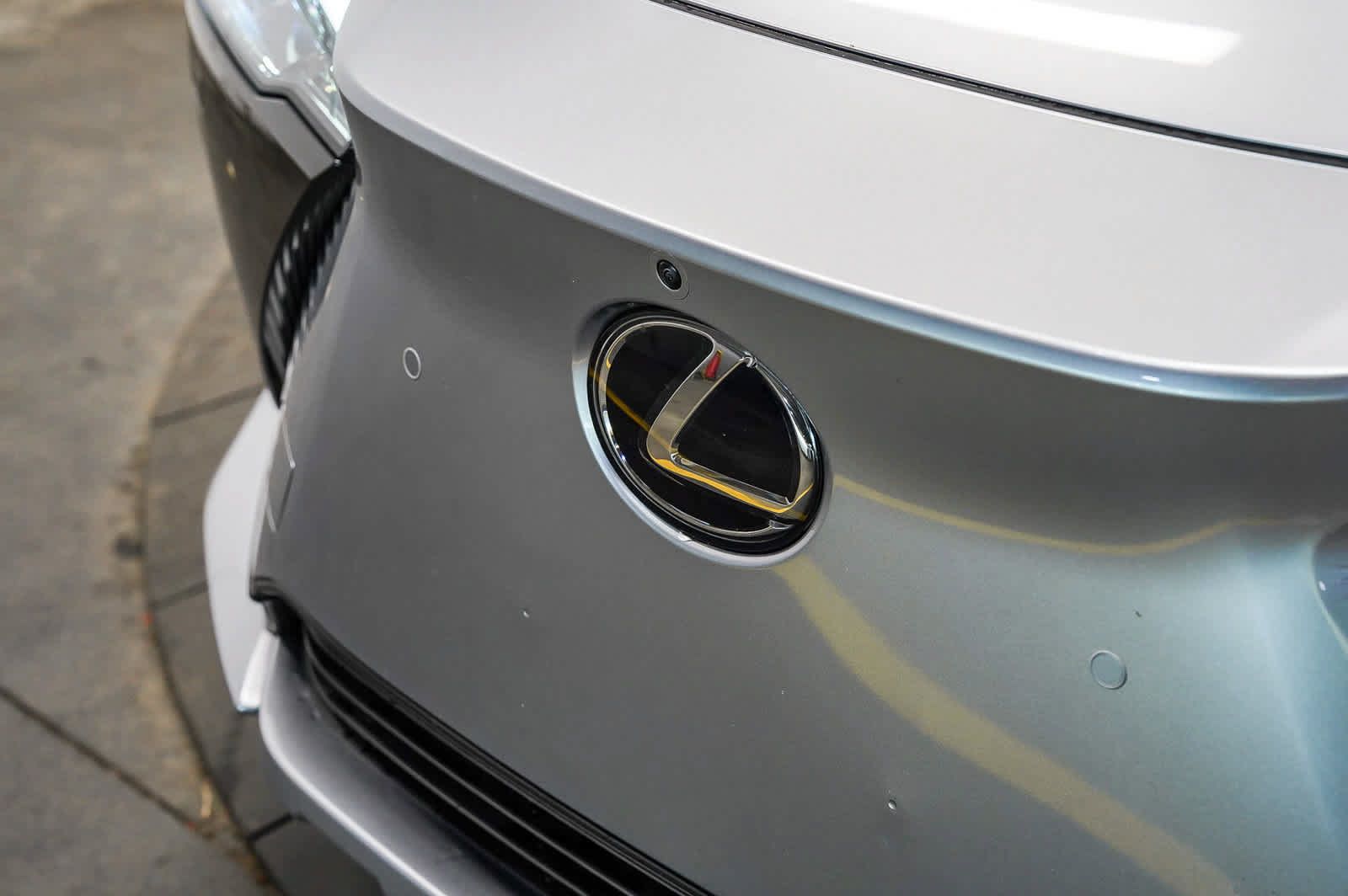 Used 2025 Lexus RZ 450e w/ Accessory Package (2T) AWD/4WD image 8