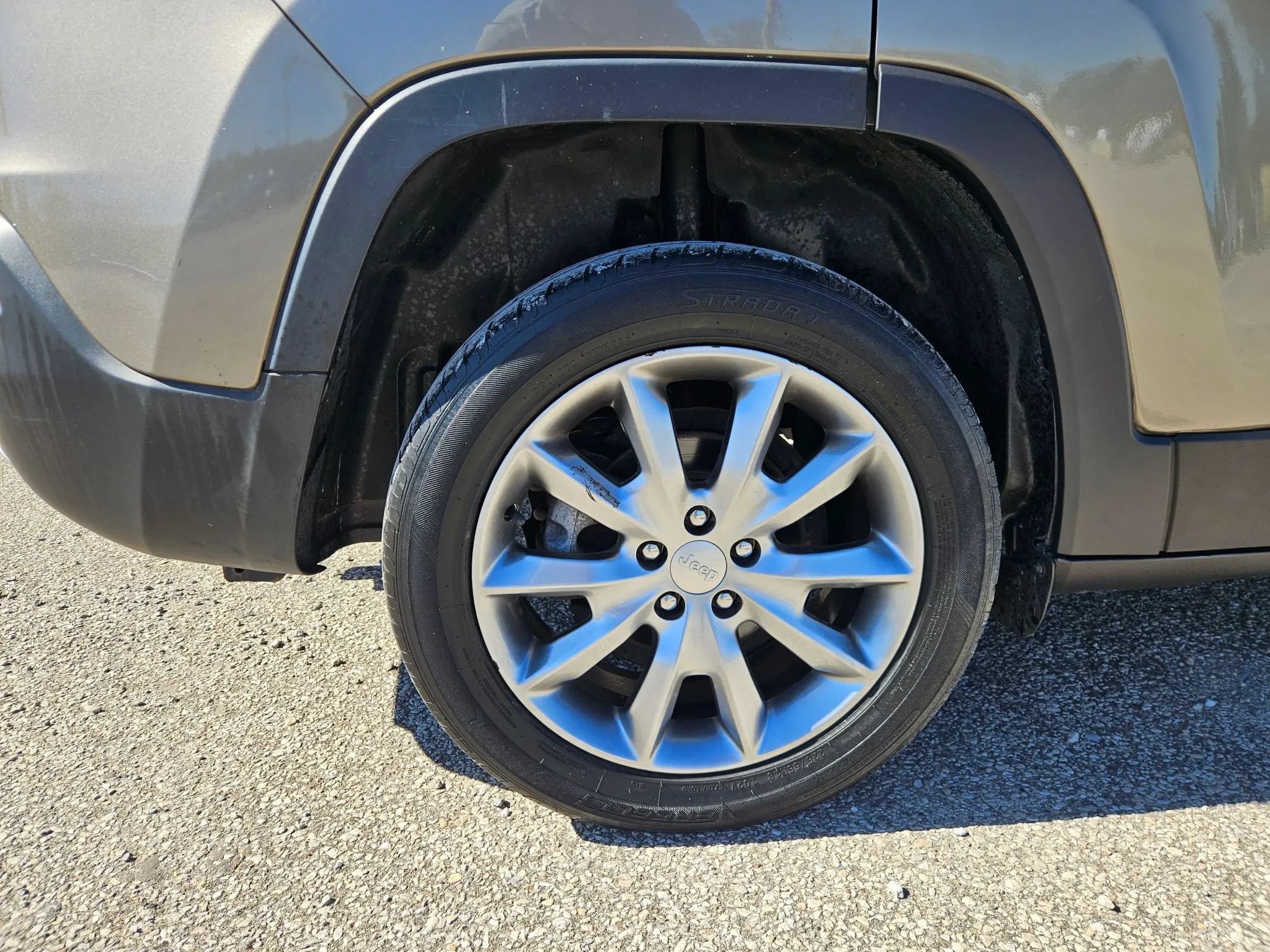 Used 2018 Jeep Cherokee Limited FWD image 9