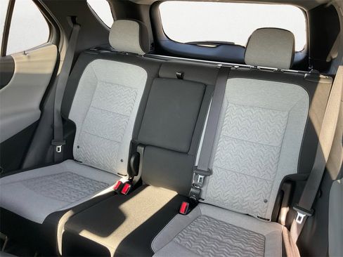 Used 2022 Chevrolet Equinox LT w/ Driver Convenience Package image 9