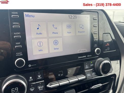 Used 2022 Toyota Highlander XLE AWD/4WD image 16