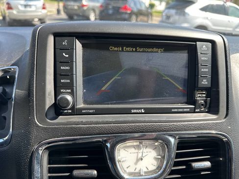 Used 2015 Chrysler Town & Country Touring FWD image 22