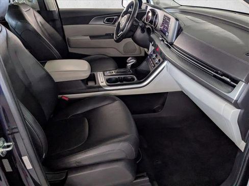 Used 2023 Kia Carnival LX FWD image 23