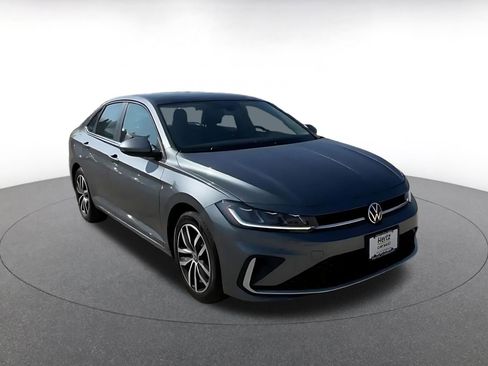 Used 2025 Volkswagen Jetta SE image 3