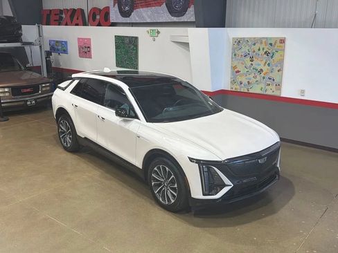 Used 2024 Cadillac Lyriq Sport AWD/4WD image 21