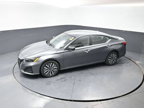 Used 2024 Nissan Altima 2.5 SV FWD image 18