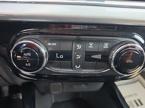 Used 2025 Chevrolet Trax LT FWD image 27