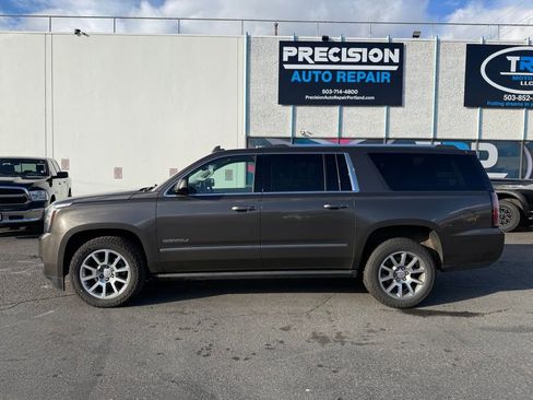 Used 2019 GMC Yukon XL Denali image 2