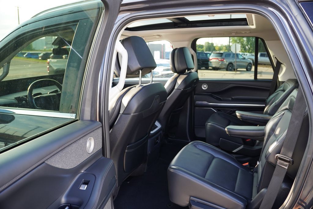 Used 2025 Lincoln Navigator Reserve AWD/4WD image 17
