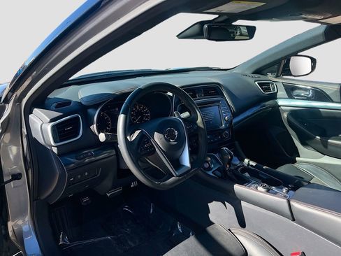 Used 2023 Nissan Maxima SR w/ Sport Mat Group FWD image 9