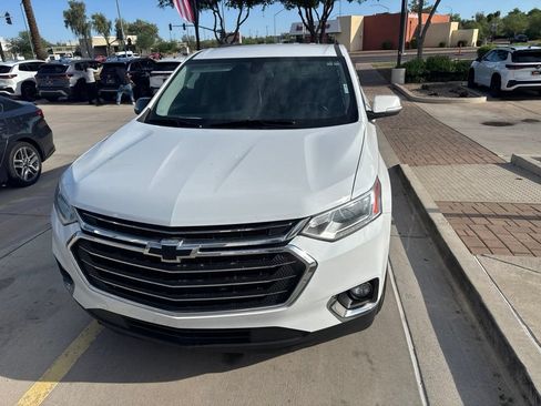 Used 2021 Chevrolet Traverse LT FWD image 2
