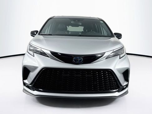 Used 2023 Toyota Sienna XSE FWD image 2