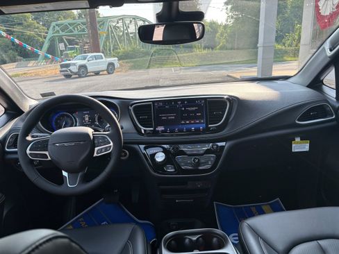 New 2027 Chrysler Pacifica Select FWD image 16