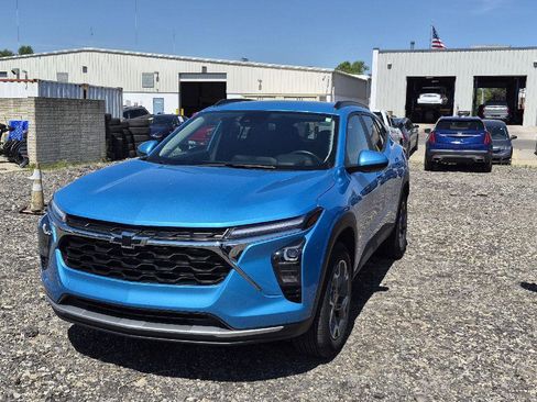 Used 2025 Chevrolet Trax LT w/ Driver Confidence Package FWD image 1
