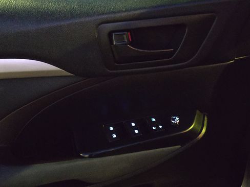 Used 2019 Toyota Highlander LE FWD image 21