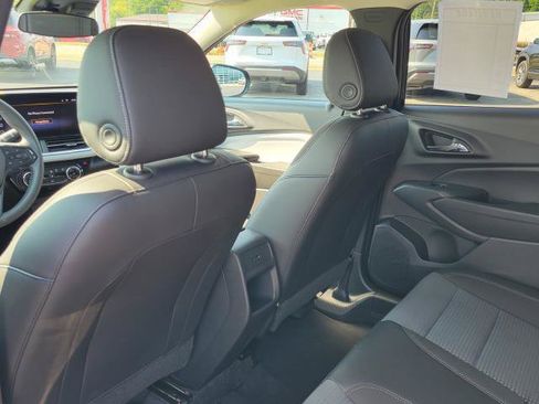 Used 2025 Chevrolet Trax LT FWD image 11