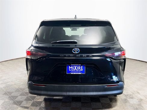 Certified 2024 Toyota Sienna LE image 7